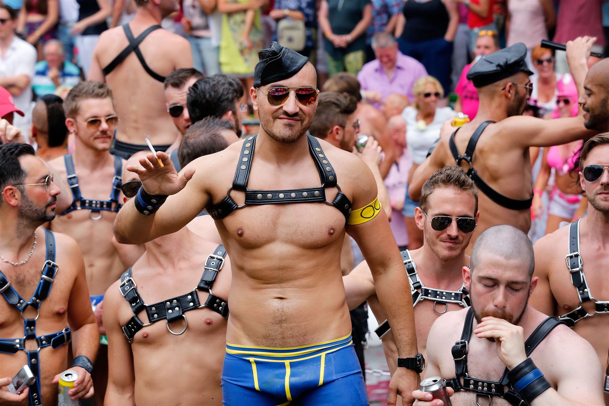 Много извращенец. Парад мужиков. Пидорский парад. Гомосексуальные люди. Парень на параде.