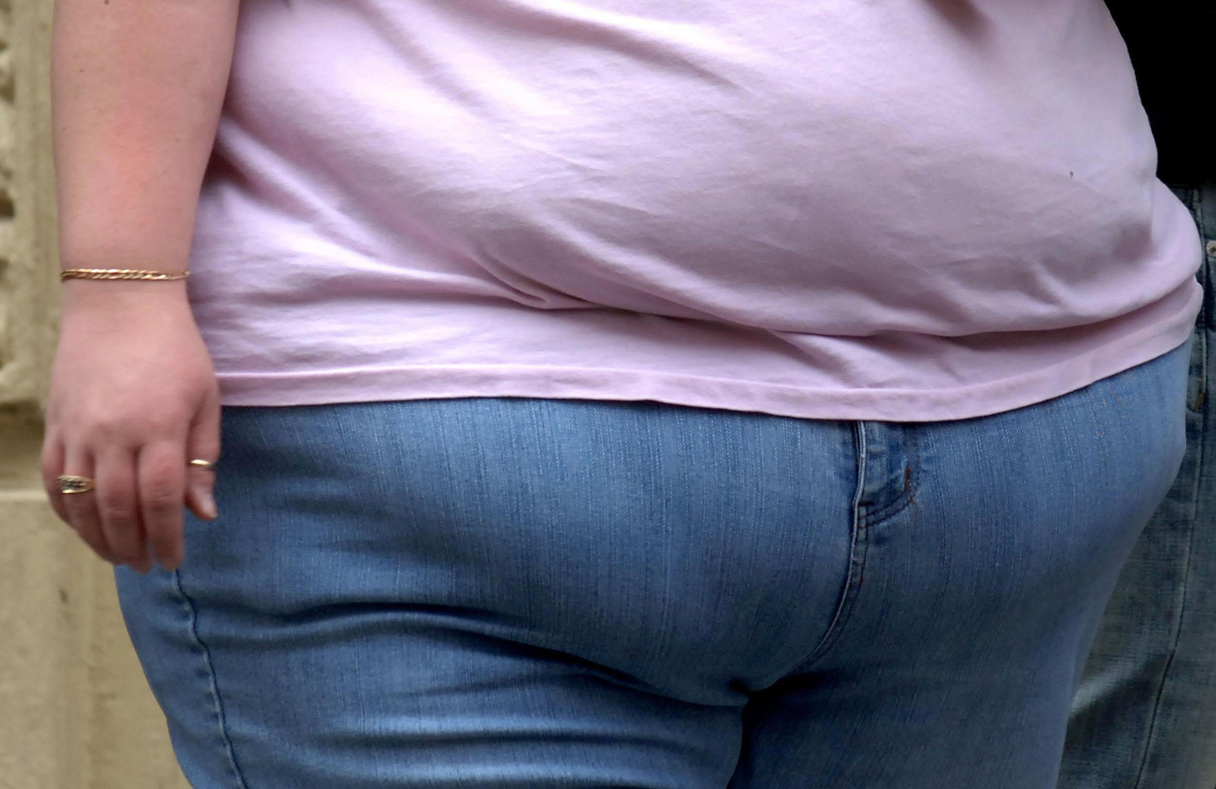 Живот толстухи. Жирные женщины в джинсах. Жирный живот в джинсах. Девушка с толстыми боками.
